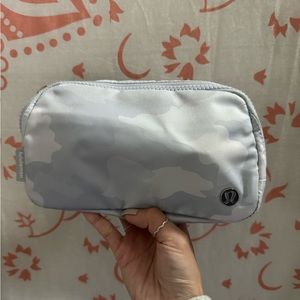 BNWT! LULULEMON ATHLETICA white/grey heritage camo everywhere belt bag - 1 L